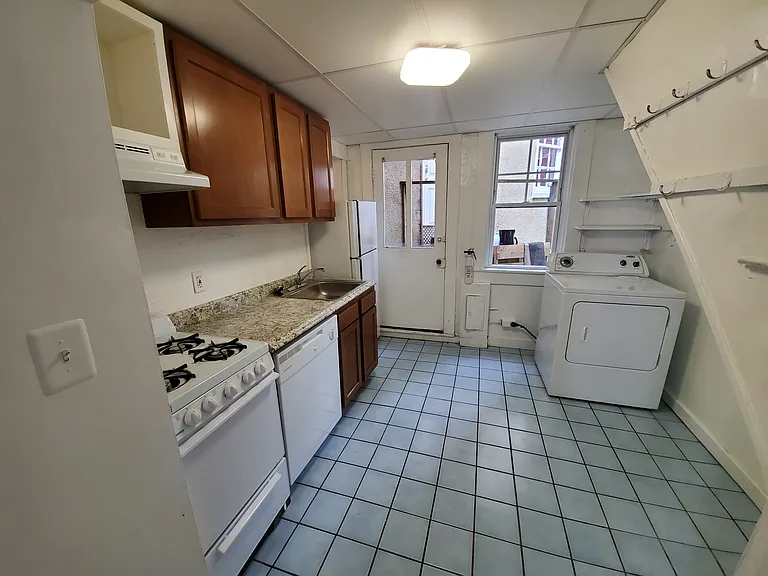 145 King George St — Photo 2