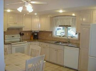 10 Daffodil Ln, Wantagh, NY 11793