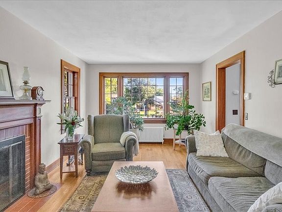 5th image of 137 Elaine Dr