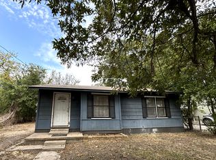 910 W 8th St, Taylor, TX 76574