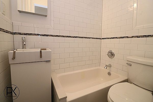 2nd image of 120 Bedford Ave APT 2R