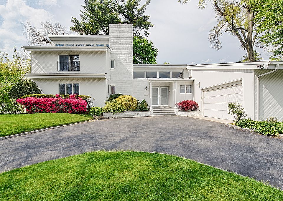 1st image of 5 Nassau Dr