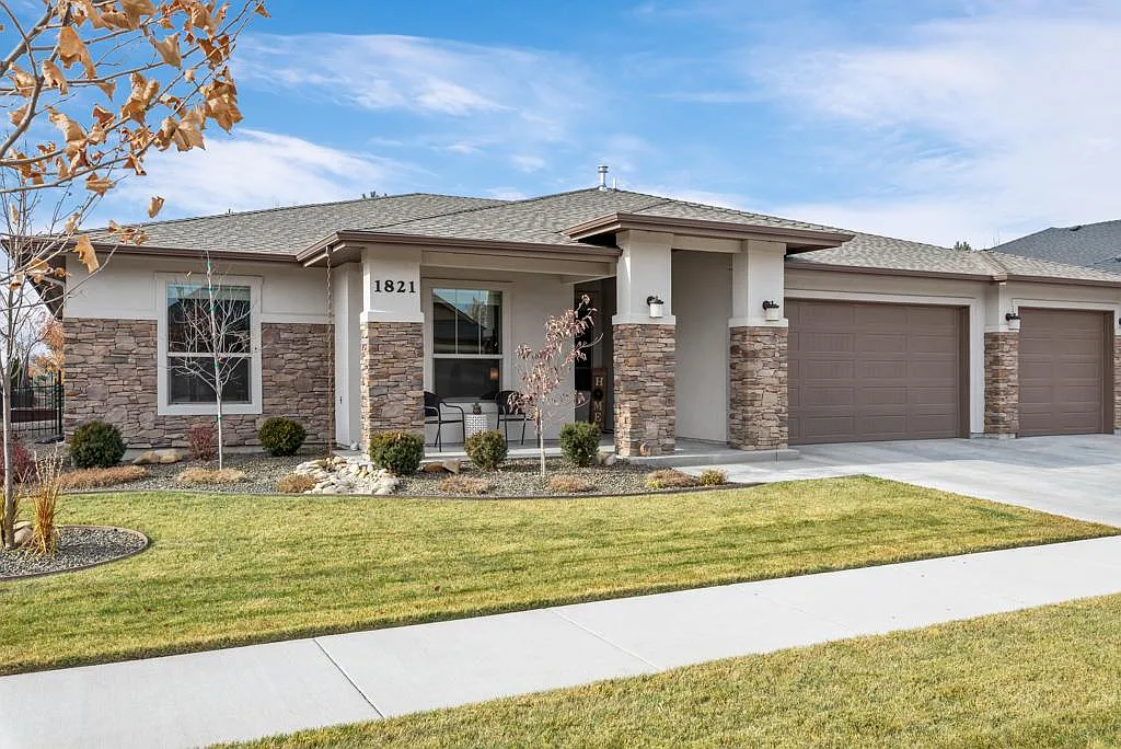 1821 N Monterossa Way — Photo 1