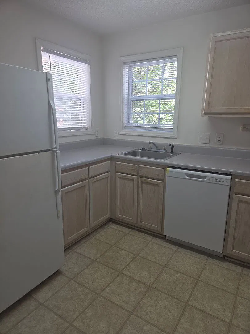 4 bed 4 bath whole unit or room rentals with a $120 application fee credited to the first full mo... — Photo 2