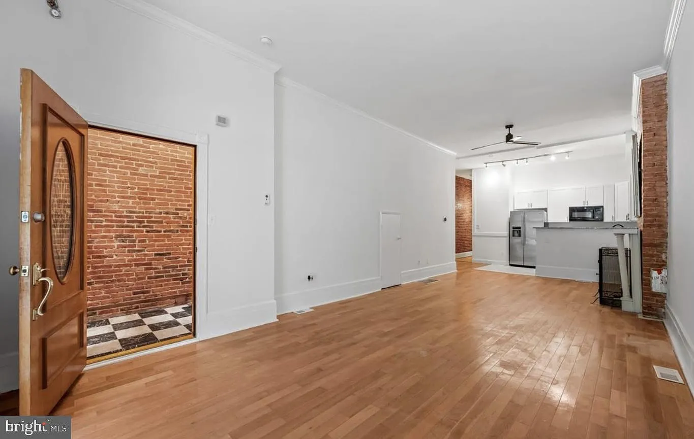 2 bed, 1.0 bath, 3450 sqft, $2,000 — Photo 3