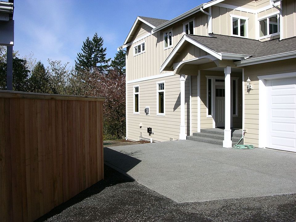 Snugly sheltered open and light entrance