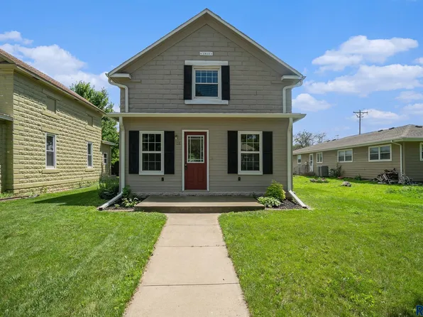 302 3rd St, Chester, SD 57016