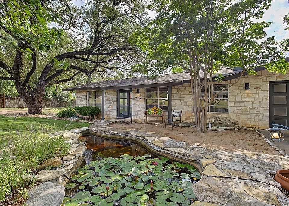 1st image of 202 Bluebonnet St