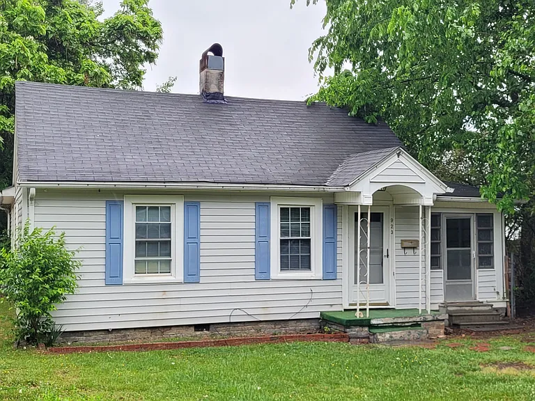 923 Rosewood Pl — Photo 2