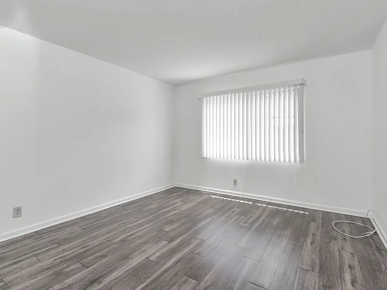 1799 N Hollywood Way — Photo 17