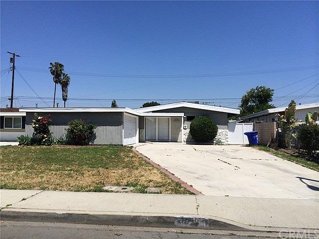 Great 3 bedroom in home a well established neighborhood. Very close to Cal Poly Pomona.