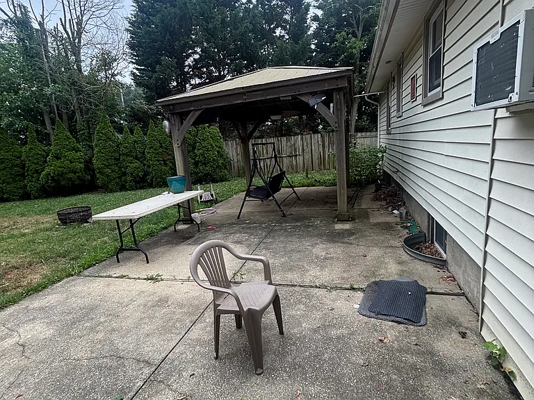 Maple Dr — Photo 23