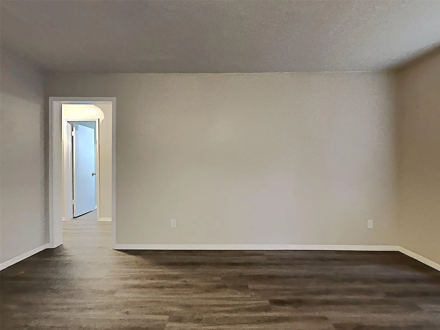 3 bed, 1.5 bath, 1032 sqft, $1,495 — Photo 3