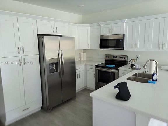4th image of 610 W 12th St