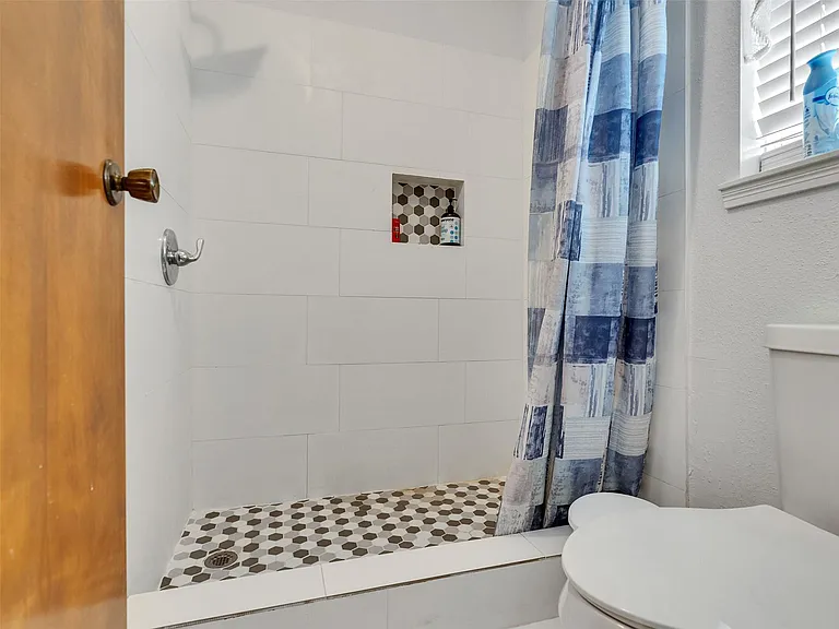 4002 Thistledown Dr — Photo 31