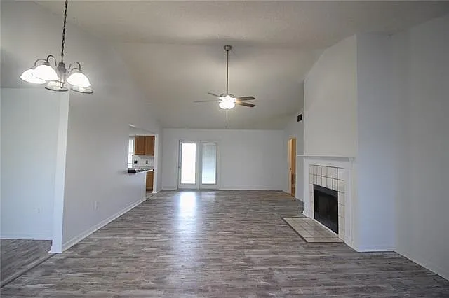 4 bed, 2.0 bath, 2000 sqft, $2,000 — Photo 3