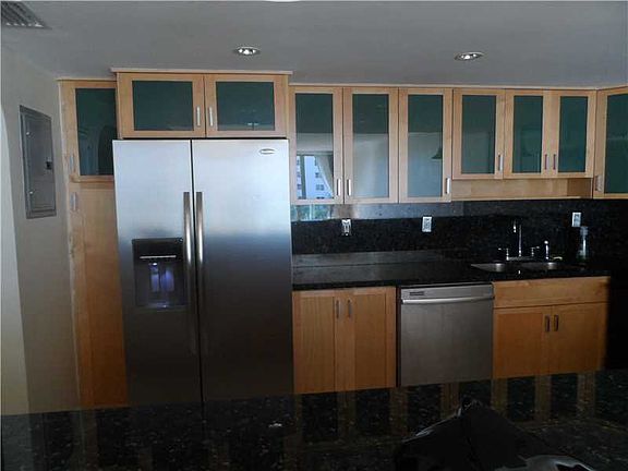 4th image of 19390 Collins Ave APT 402