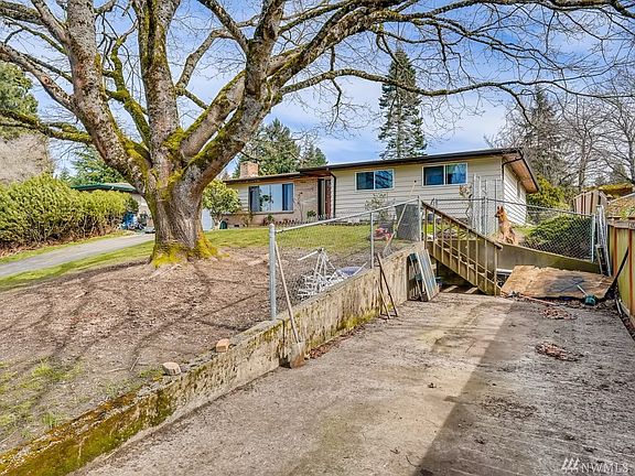 Second drive way that would be perfect to park your RV in. You can park three cars easily!