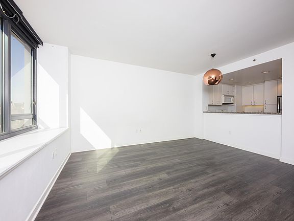 3rd image of 260 King St Unit 745