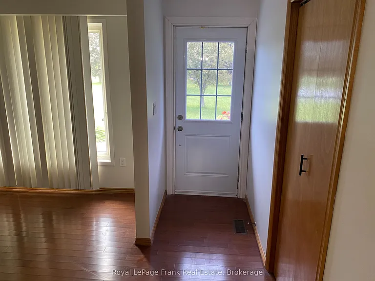 2350 7th Line #MAIN FLOOR — Photo 3