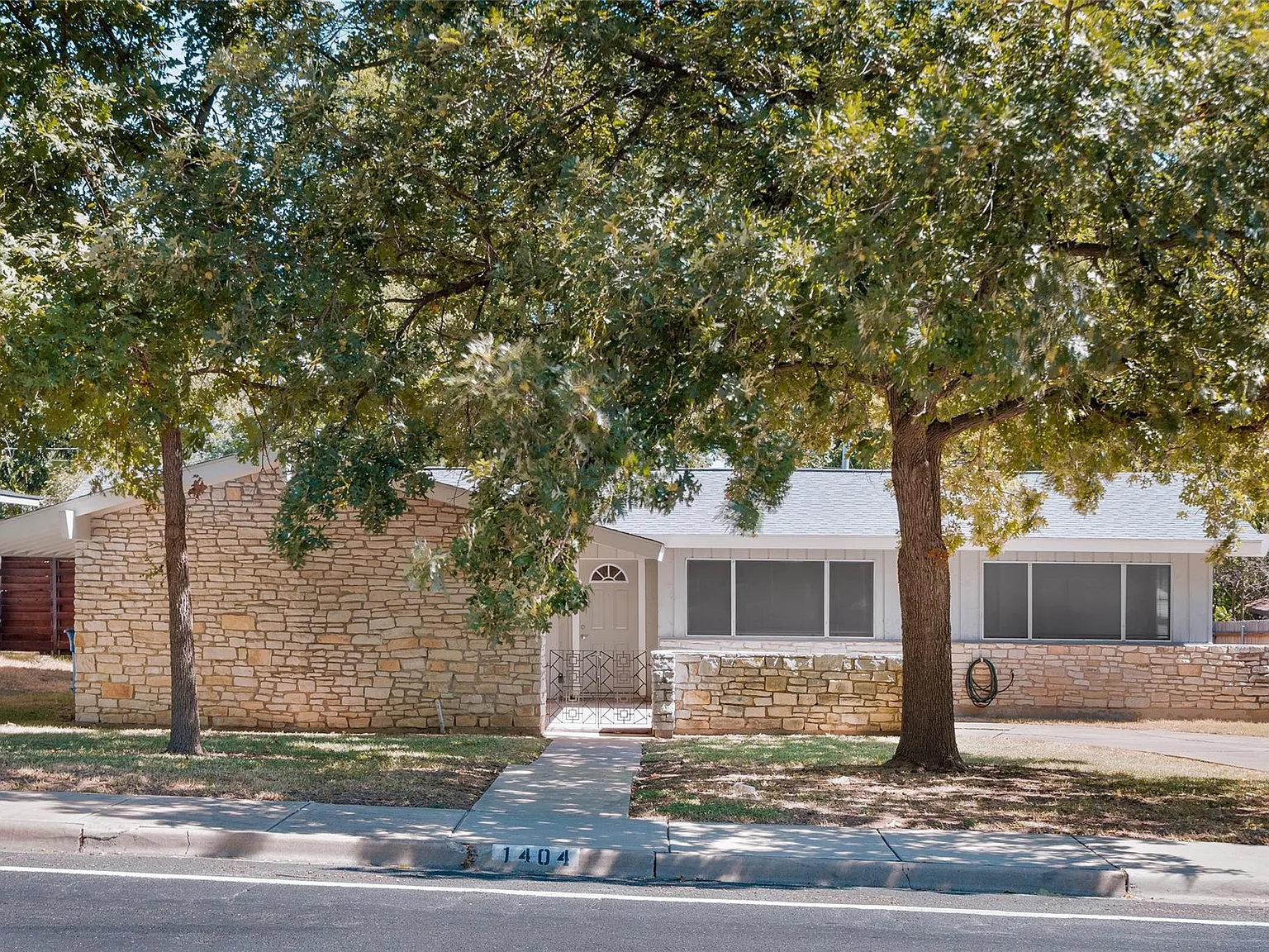 3 bed, 2.0 bath, 1396 sqft, $2,495 — Photo 2