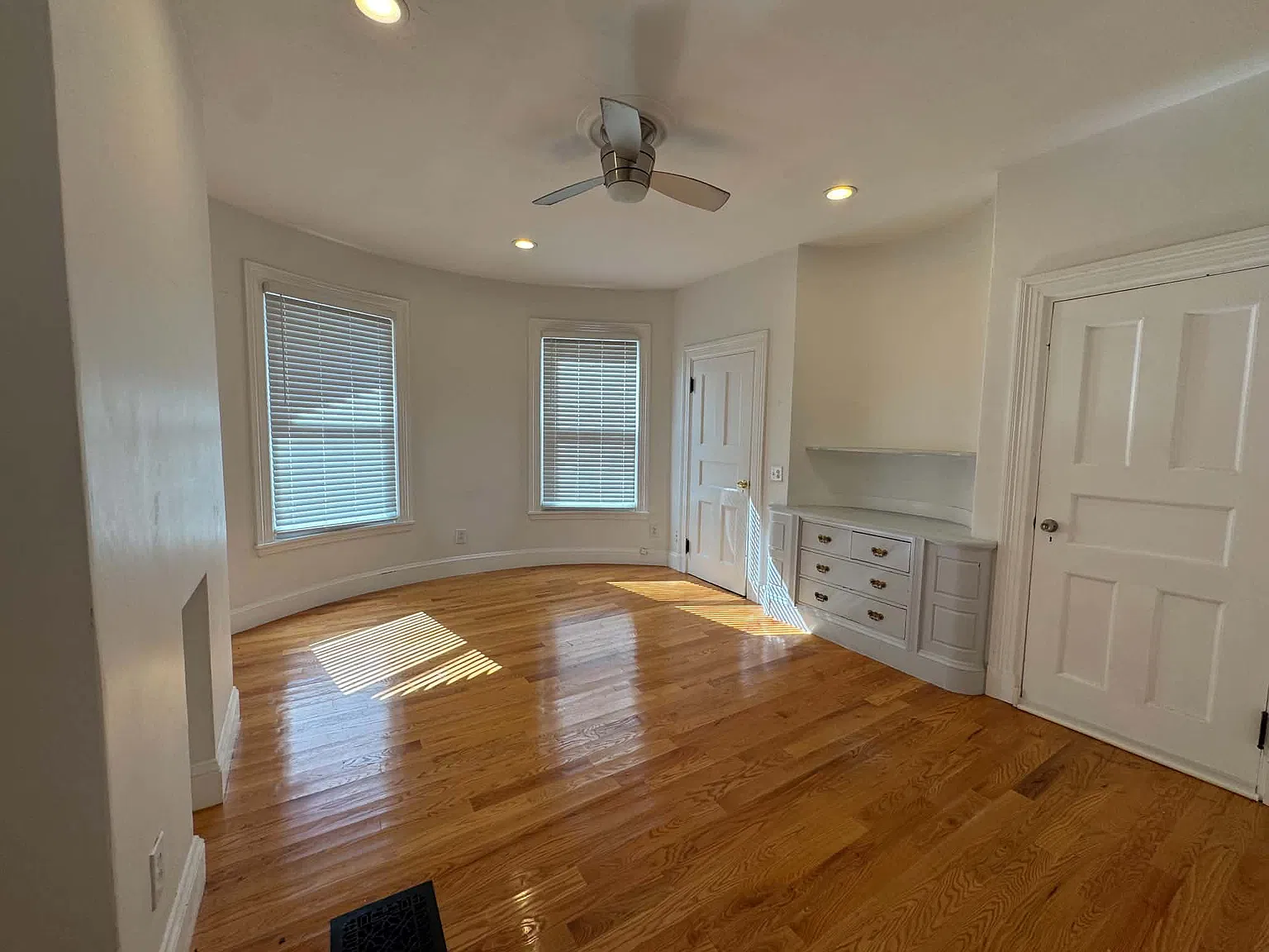 3 bed, $1,000 — Photo 4