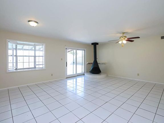 3rd image of 2048 E Ellis Dr