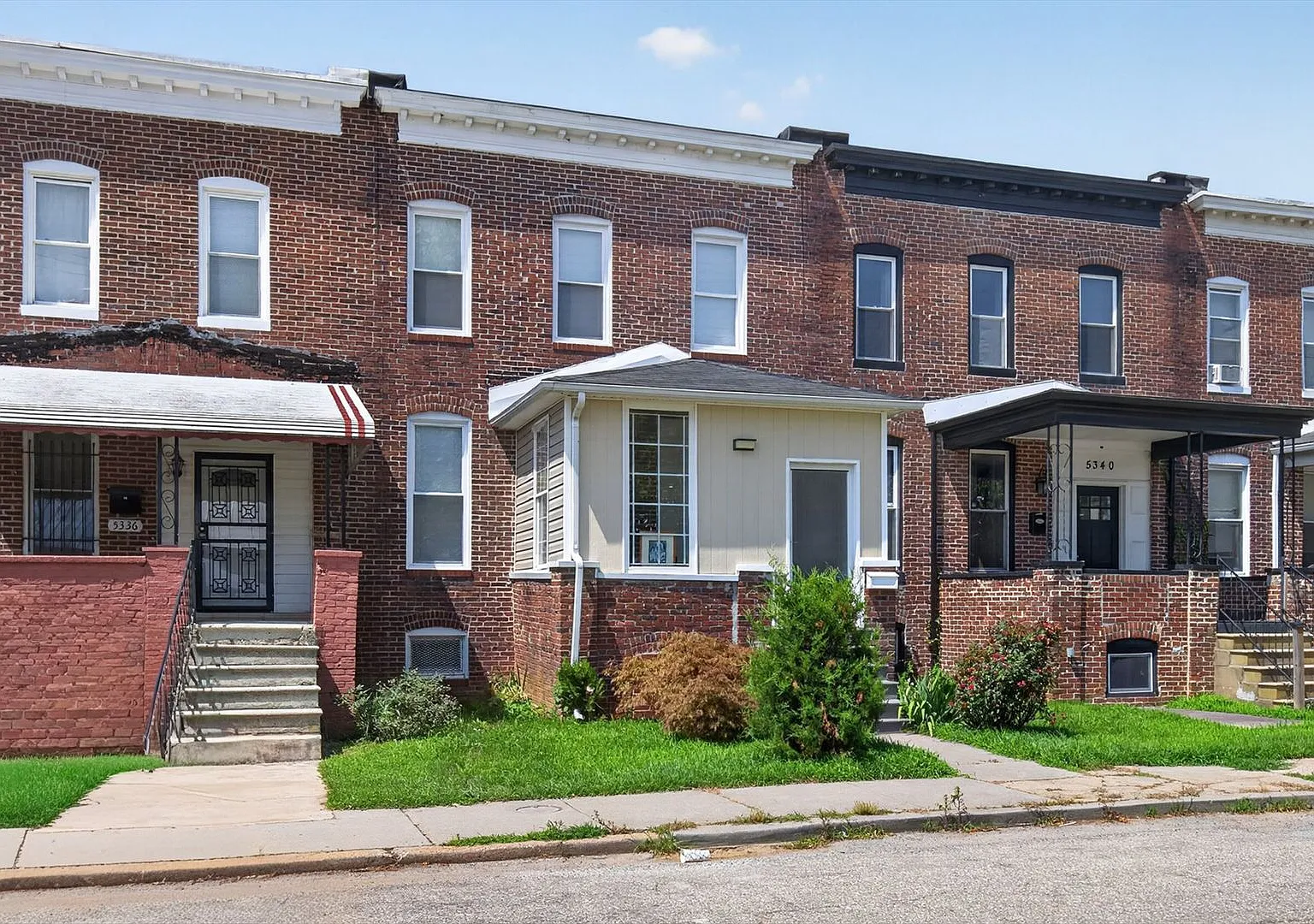 Spacious 3-Bedroom Townhome in a Prime Pimlico Location — Photo 3