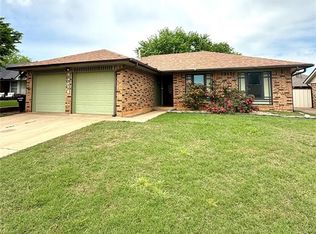 2217 NE 8th St, Moore, OK 73160