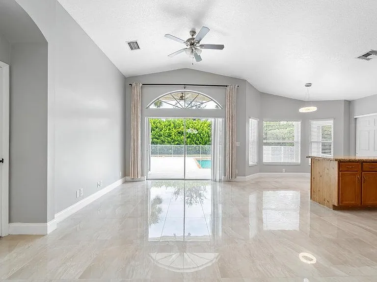 15079 Corby Ct — Photo 3