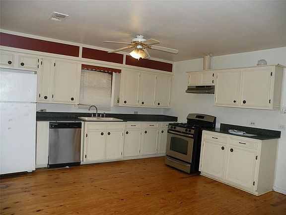4th image of 1015 Pear Dr