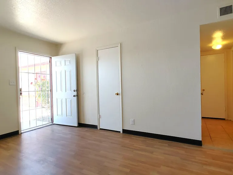 511 Candelaria Rd NW — Photo 2