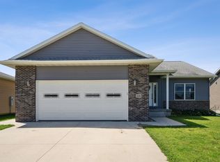 4226 Paddington Dr, Cedar Falls, IA 50613