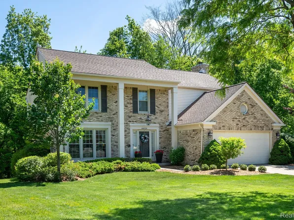 44828 Roundview Dr, Novi, MI 48375