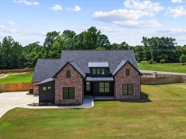 190 Brooks Dr, Gladewater, TX 75647