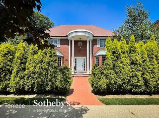 44 Fleet St, Forest Hills Gardens, NY 11375