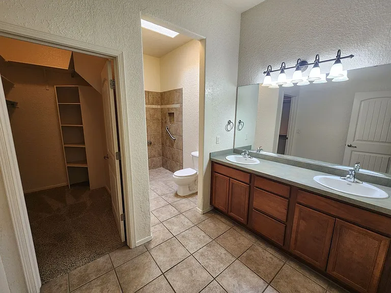 2409 Cortina Mnr — Photo 12