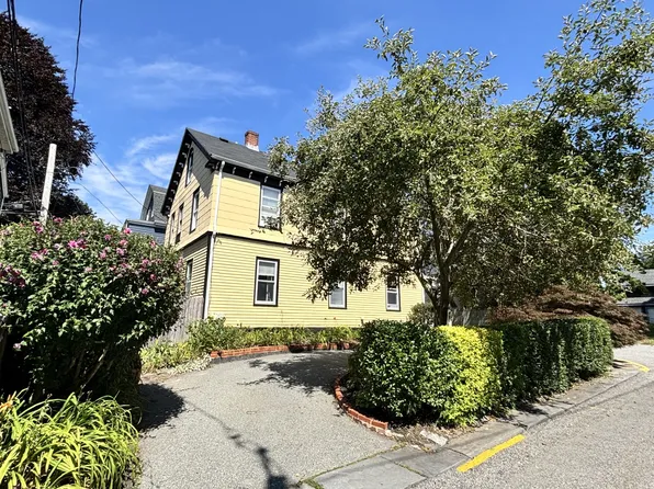 26 1/2 Calvert St, Newport, RI 02840