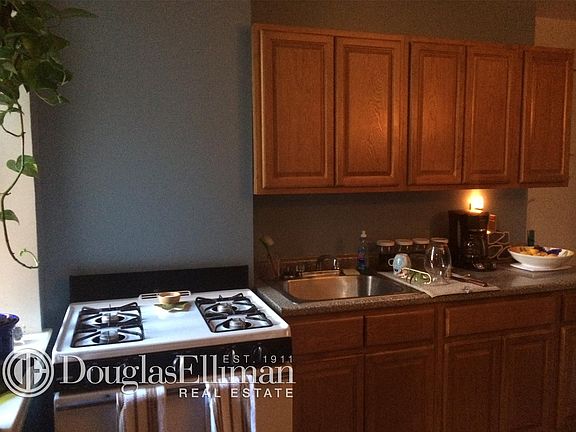 5th image of 35 Hamilton Pl APT 302