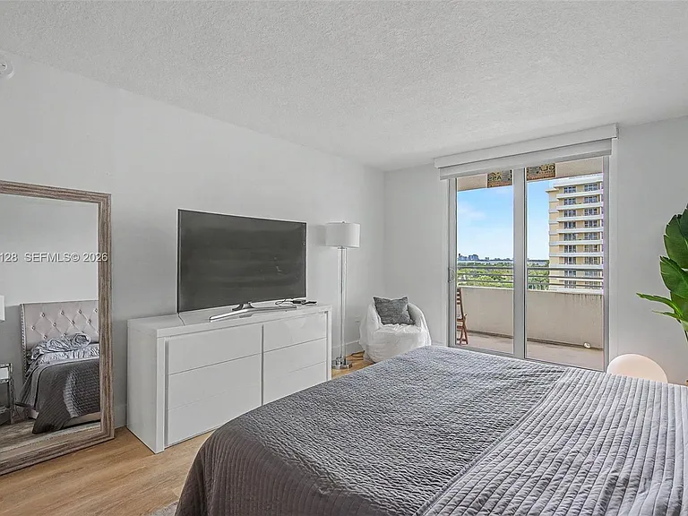 5555 Collins Ave #10V — Photo 11