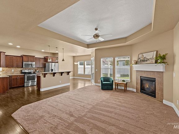4th image of 1111 Bell Ln