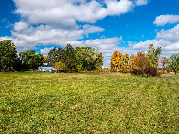 3 Ray Rd, Fenton, MI 48430