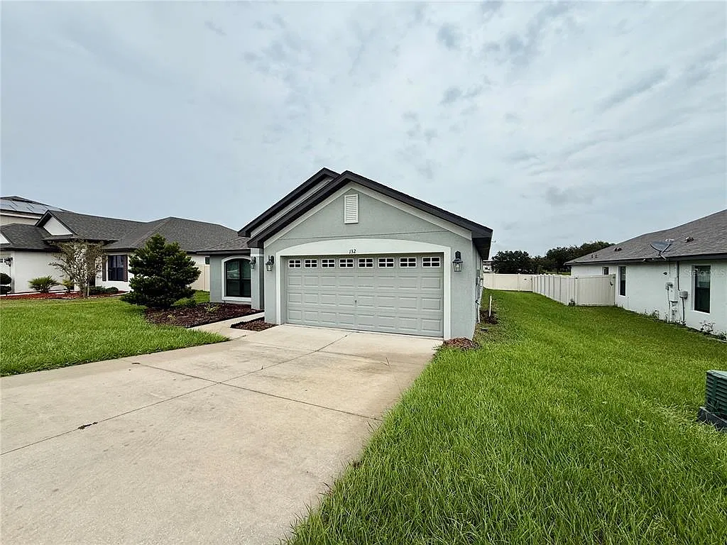 4 bed, 2.0 bath, 1807 sqft, $2,400 — Photo 2