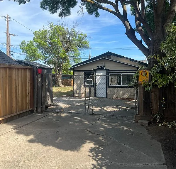 404 Thrasher Ave #B — Photo 4
