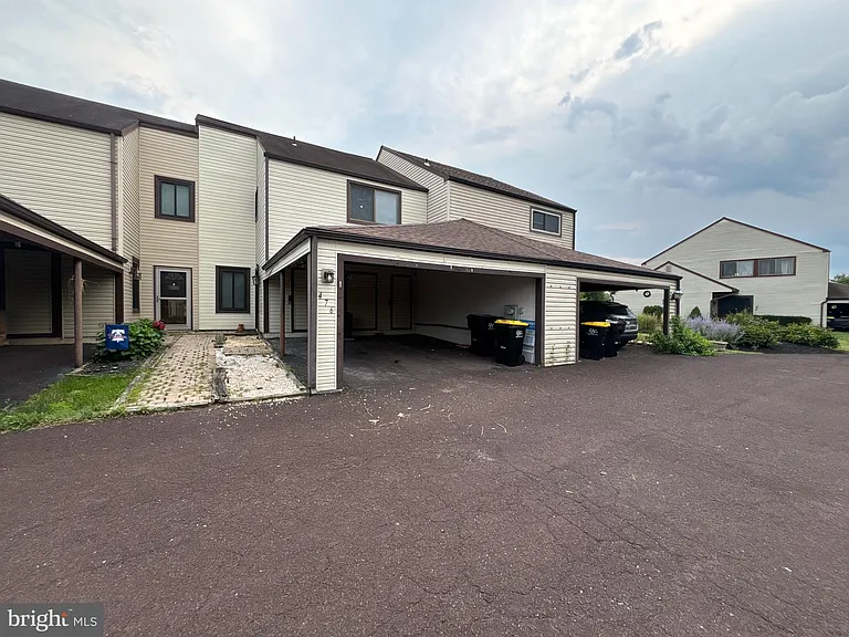476 Bridge St — Photo 1