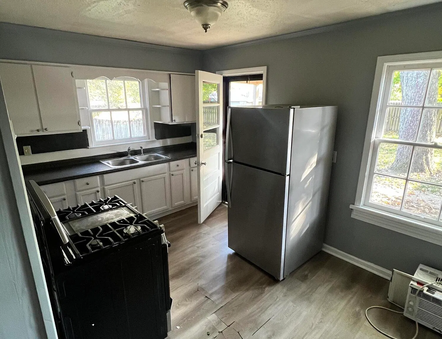 2 bed, 1.0 bath, 950 sqft, $850 — Photo 1
