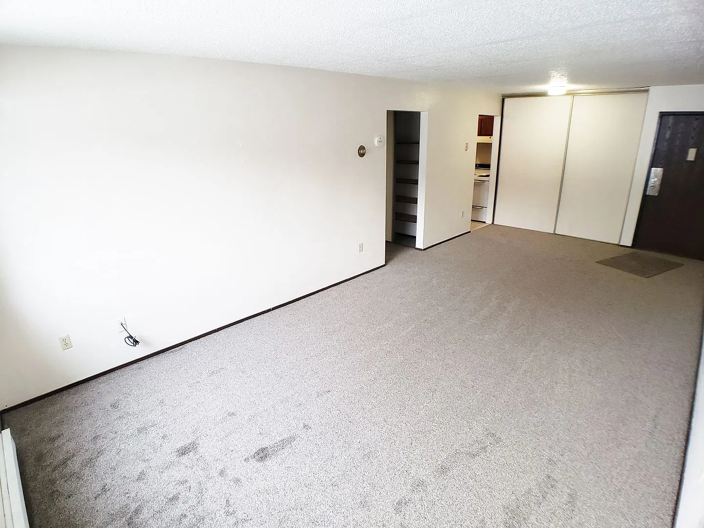 1 Bedroom Apartment in Lonsdale Main Level — Photo 3