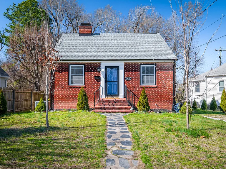 2102 Oakwood Ln — Photo 1