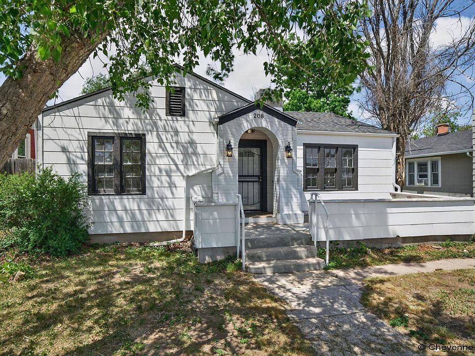1st image of 208 E 3rd Ave