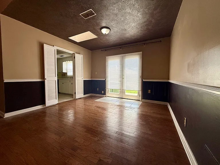3040 Lynton Dr — Photo 3